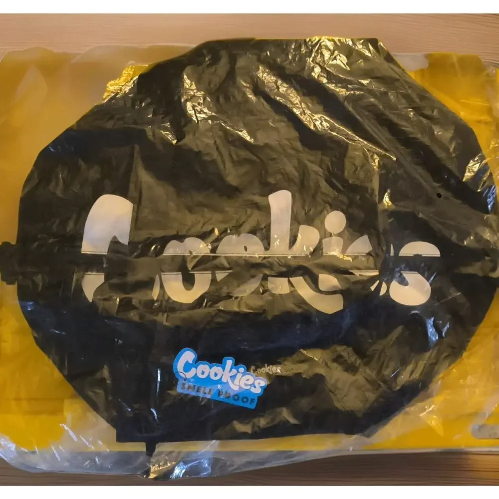 100% polyester with 3 compartments. Capacity of 44L